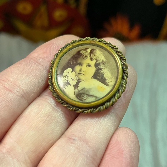 VTG Antique Victorian Photo Mourning Gold Tone Metal Brooch - Picture 3 of 6